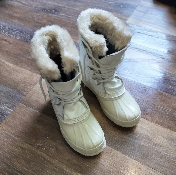 Sorel Kids Cream Boots with Fur Lining Size 8 - Picture 3 of 11